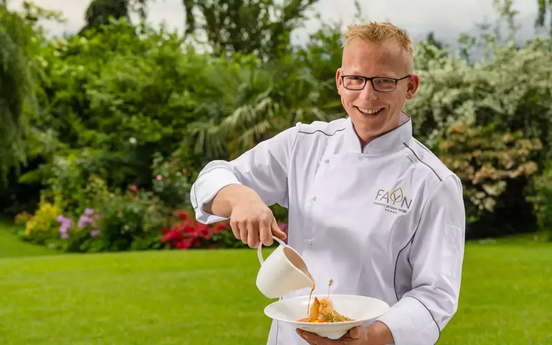 Küchenchef Holger beim Anrichten eines Gerichts im Hotel Fayn in Algund